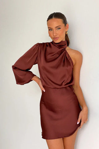 Sukienka mini satynowa Libby Luxe na jedno ramię